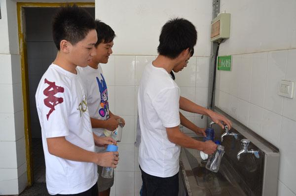教学区的自动饮水系统